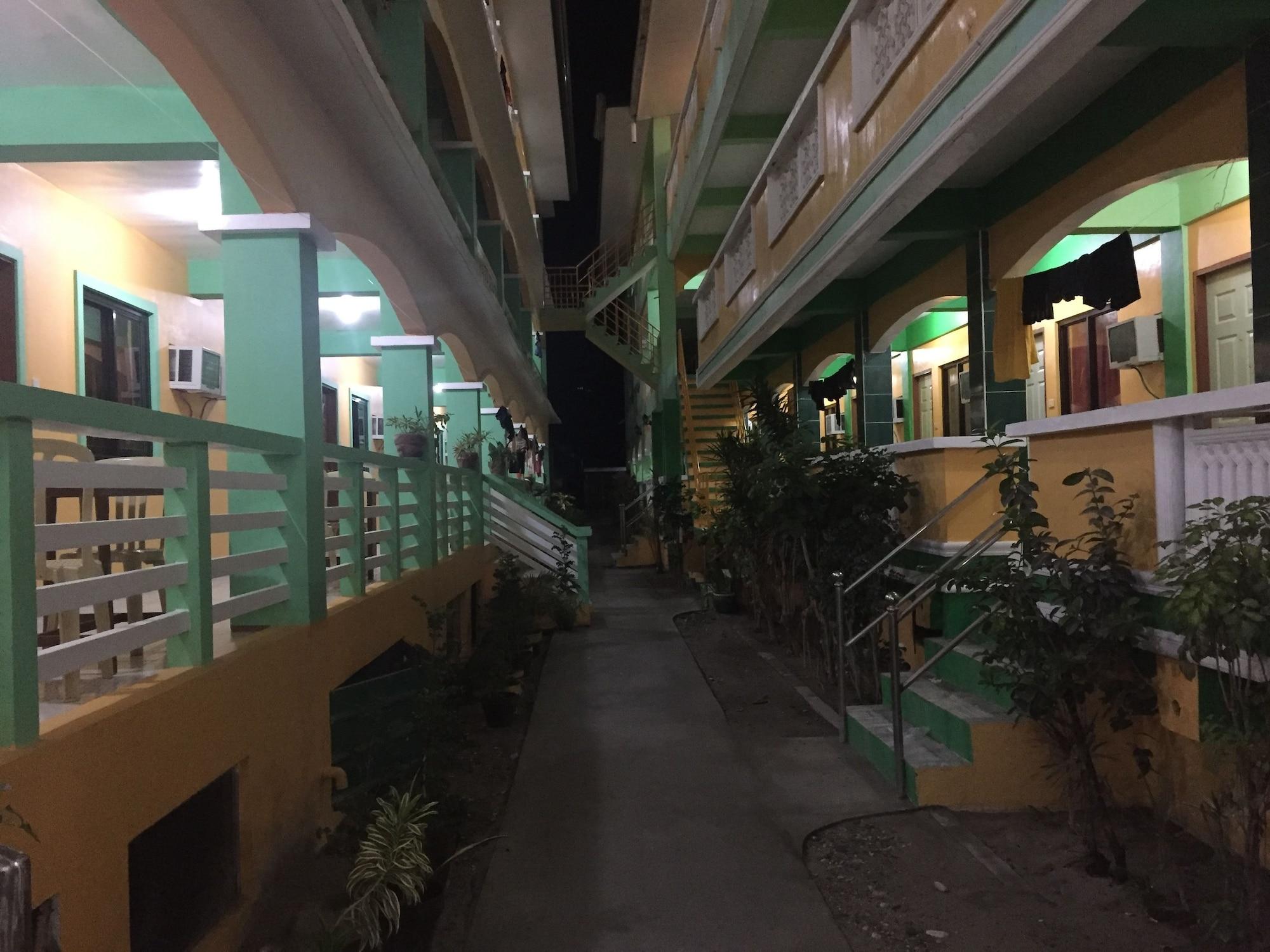 White Beach Hotel Puerto Galera Powered By Cocotel מראה חיצוני תמונה