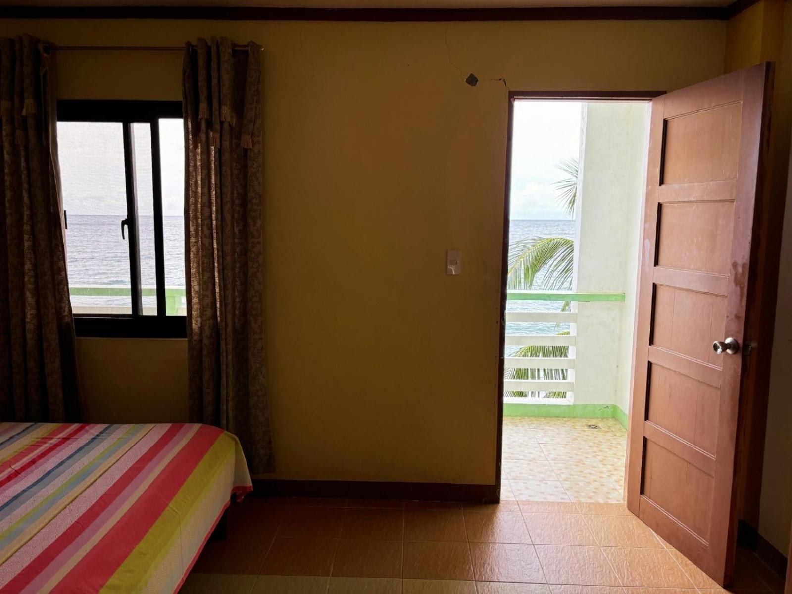 White Beach Hotel Puerto Galera Powered By Cocotel מראה חיצוני תמונה
