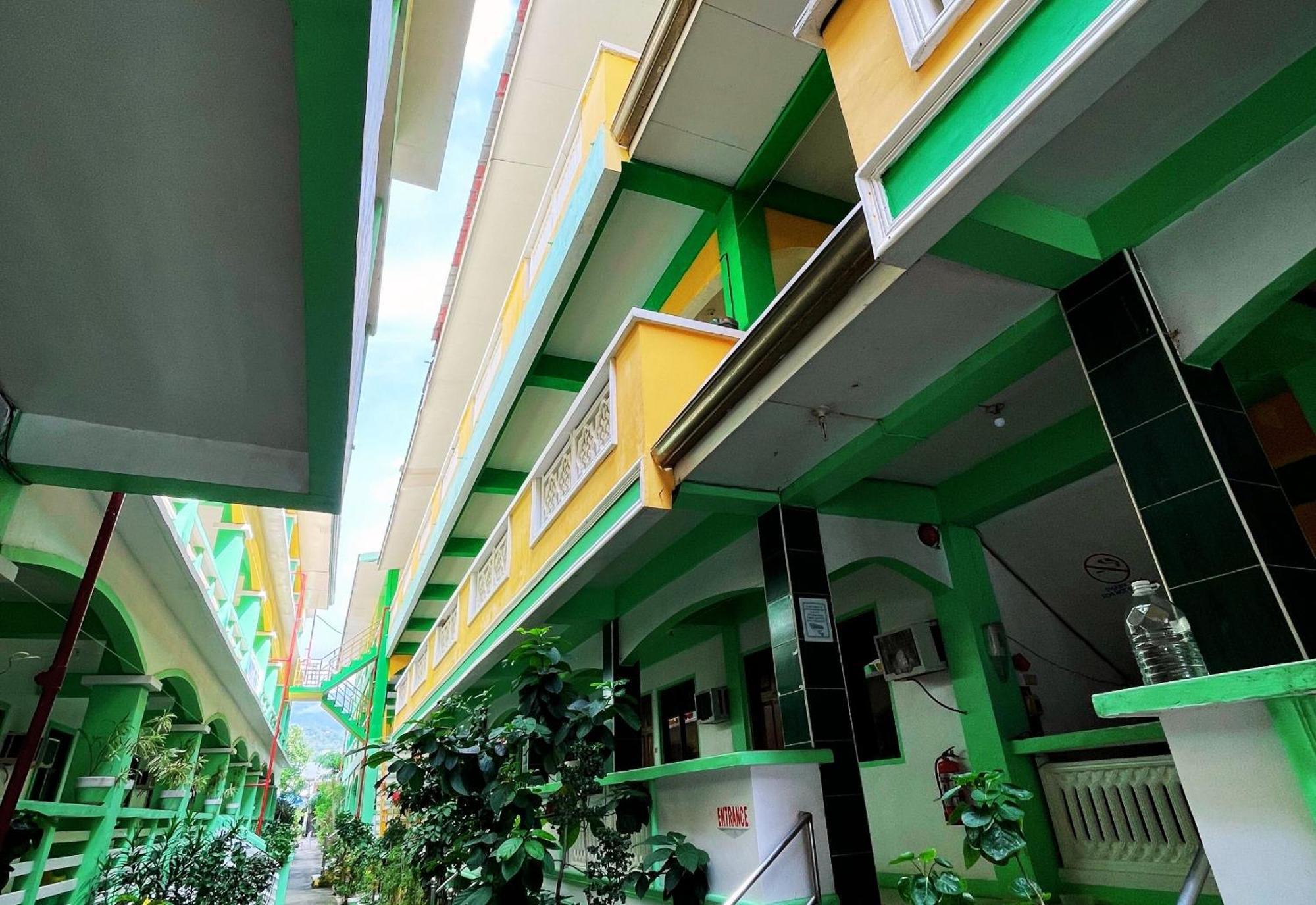 White Beach Hotel Puerto Galera Powered By Cocotel מראה חיצוני תמונה