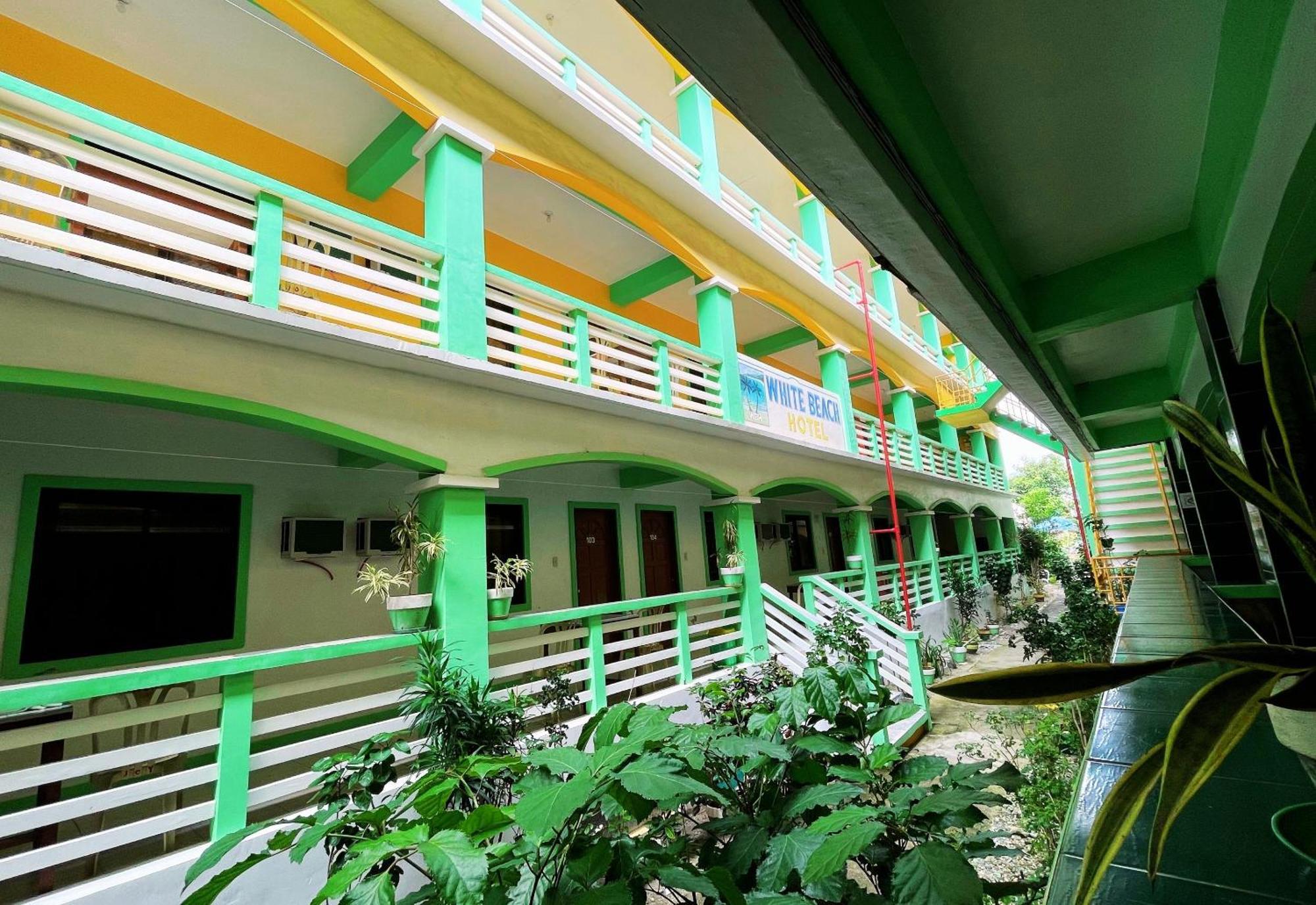 White Beach Hotel Puerto Galera Powered By Cocotel מראה חיצוני תמונה