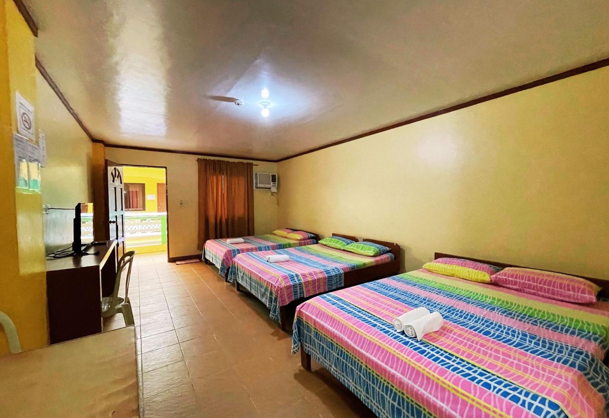 White Beach Hotel Puerto Galera Powered By Cocotel מראה חיצוני תמונה