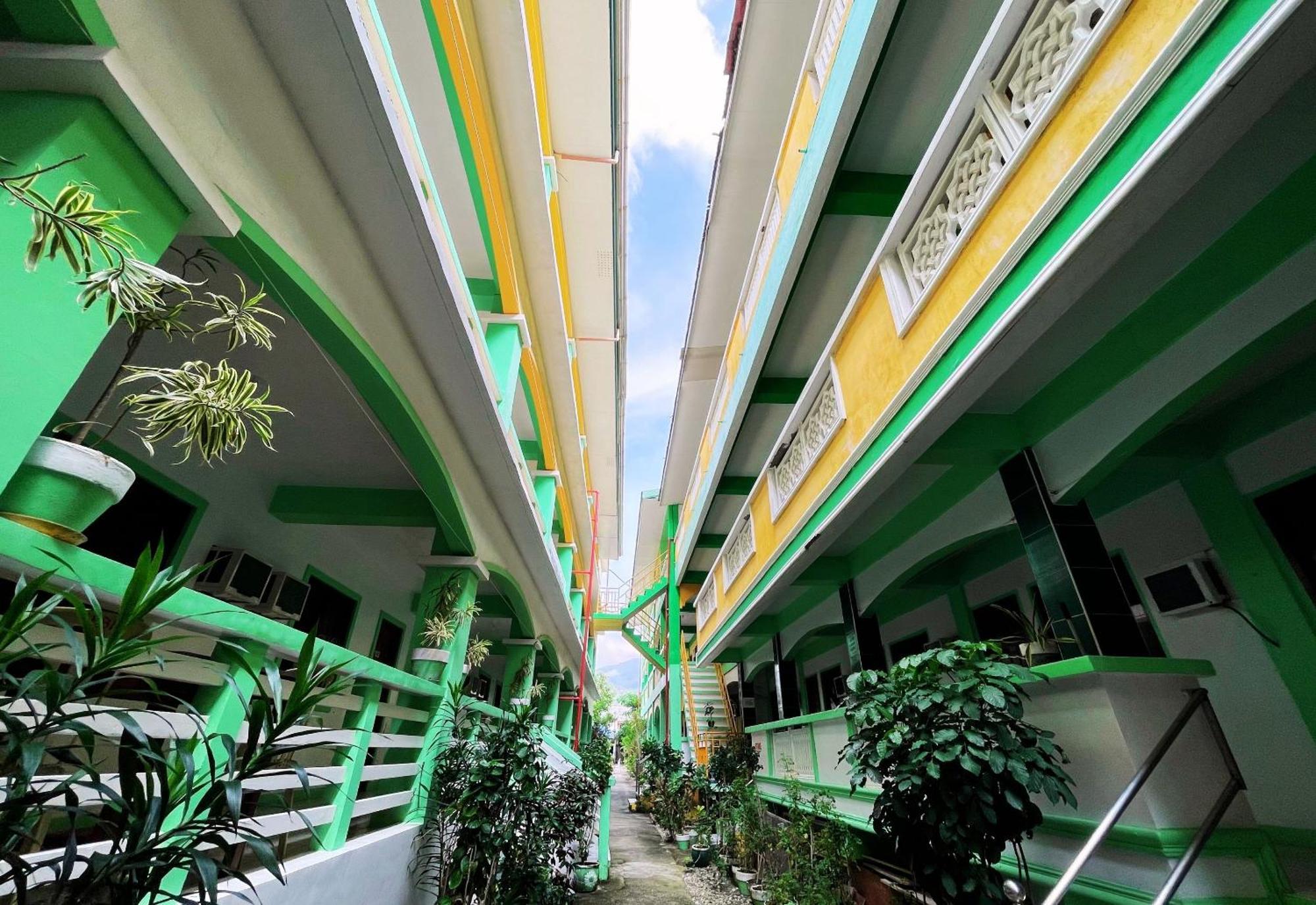 White Beach Hotel Puerto Galera Powered By Cocotel מראה חיצוני תמונה