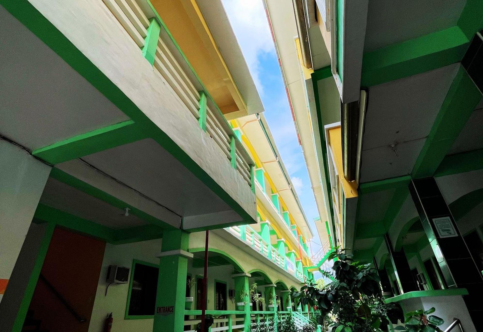 White Beach Hotel Puerto Galera Powered By Cocotel מראה חיצוני תמונה