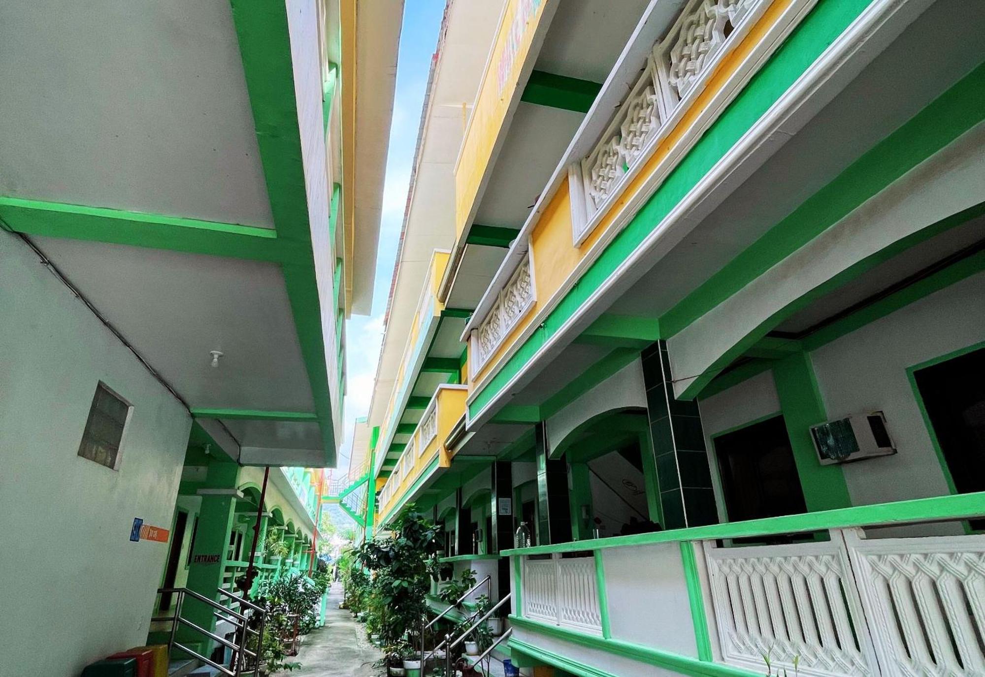 White Beach Hotel Puerto Galera Powered By Cocotel מראה חיצוני תמונה